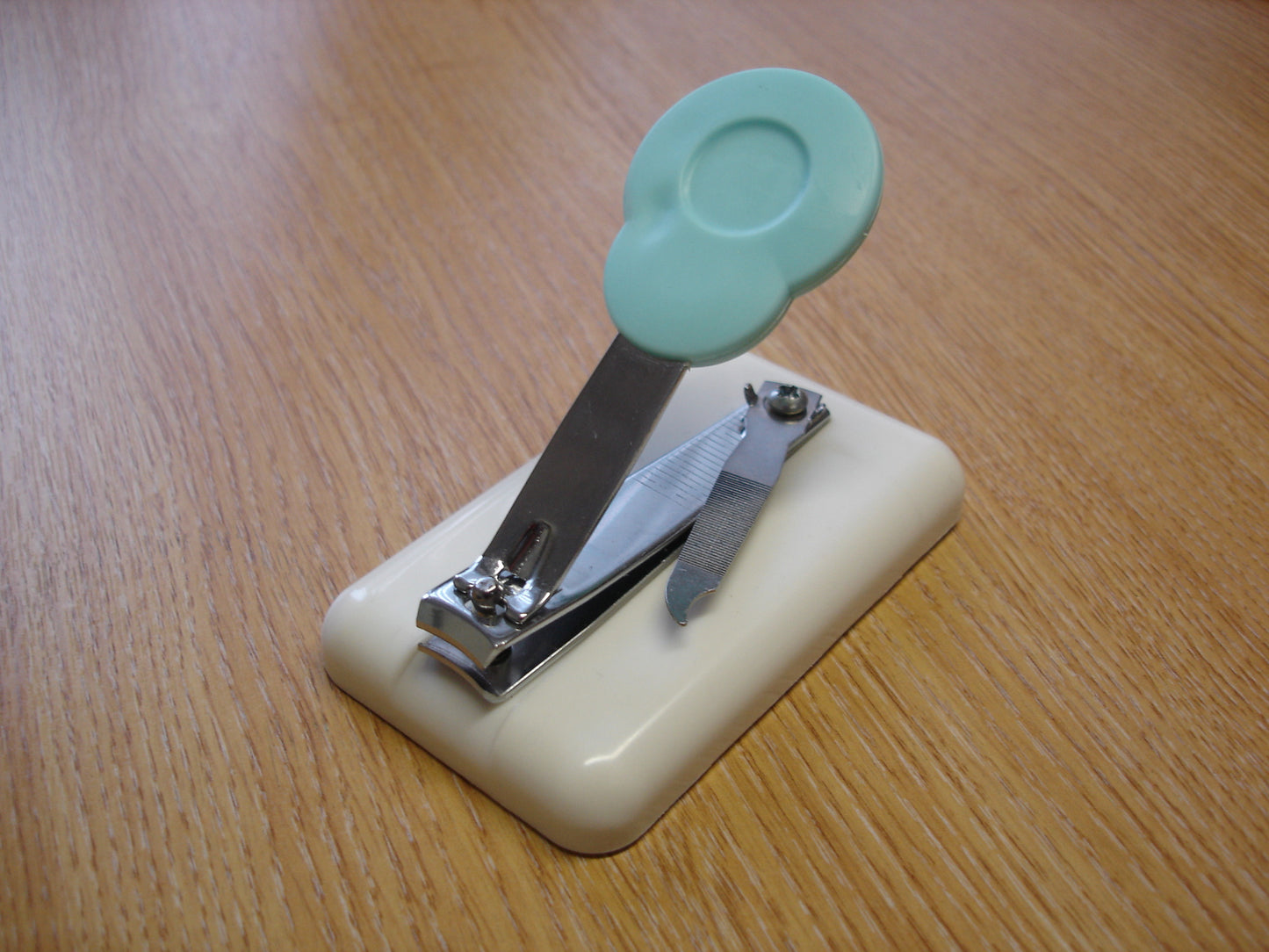 Table-Top Nail Clipper